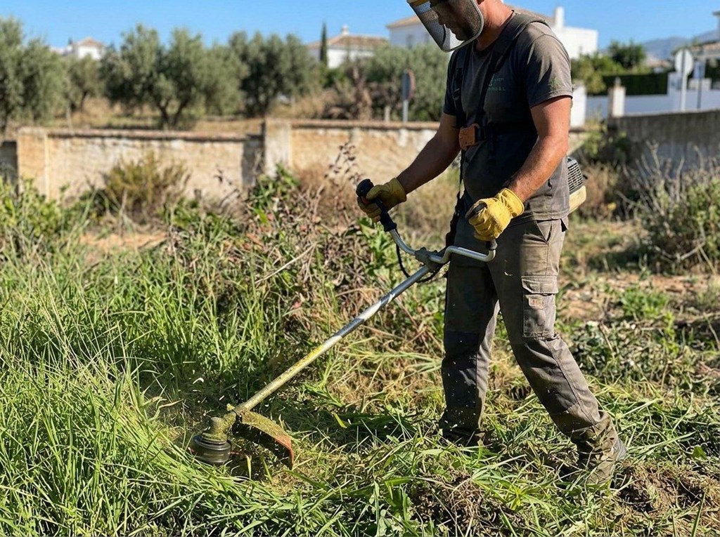 Foto 1 Deja tu parcela impecable con desbroces y limpieza de zonas verdes en Mijas