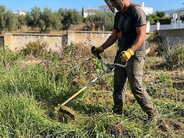 Deja tu parcela impecable con desbroces y limpieza de zonas verdes en Mijas