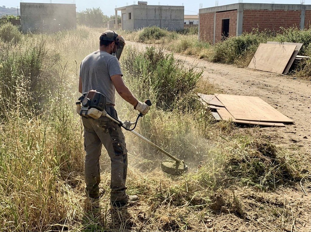 Foto 1 Deja tu terreno listo para usar con desbroce de parcelas en Benalmádena